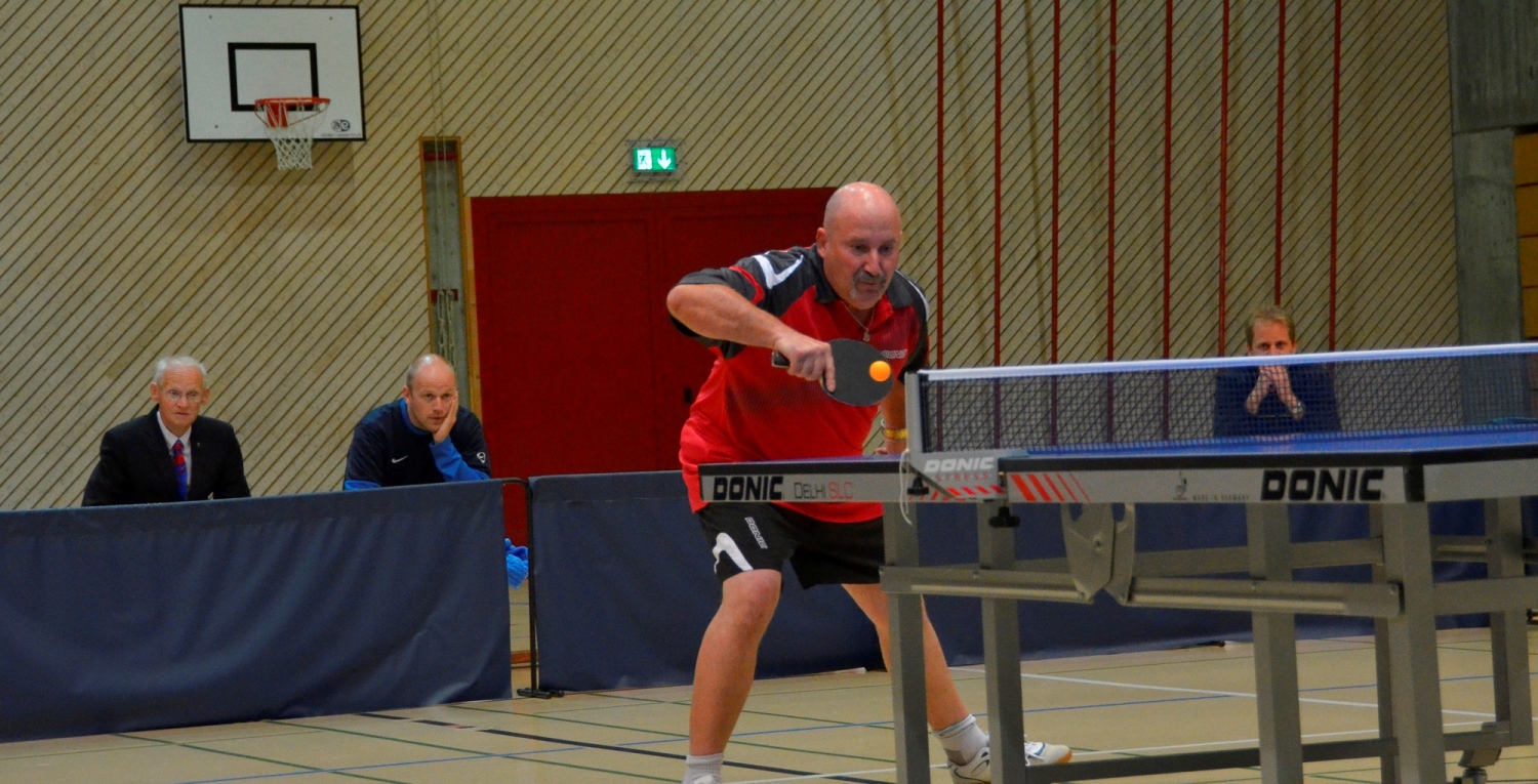 Der Buchser Spieler Alex Kern. Ganz links im Hintergrund Clubpräsident Walter Ziörjen, Initiator der Intercup-Teilnahme