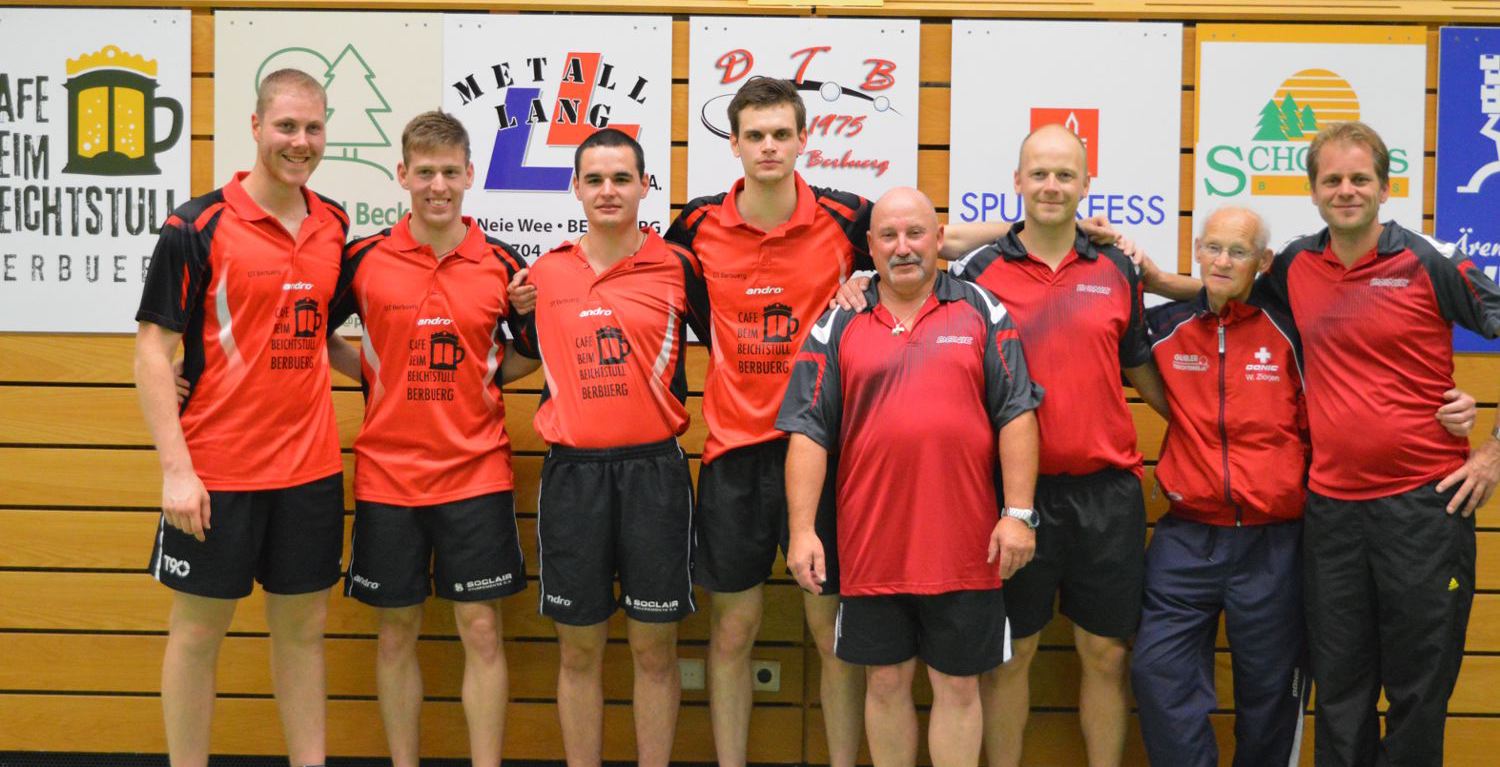 Die Buchser (rechts) und ihre luxembourgischen Gastgeber. Für Buchs spielten (von links): Alex Kern, Thomas Riedel, Walter Ziörjen (Coach), Martin Sailer