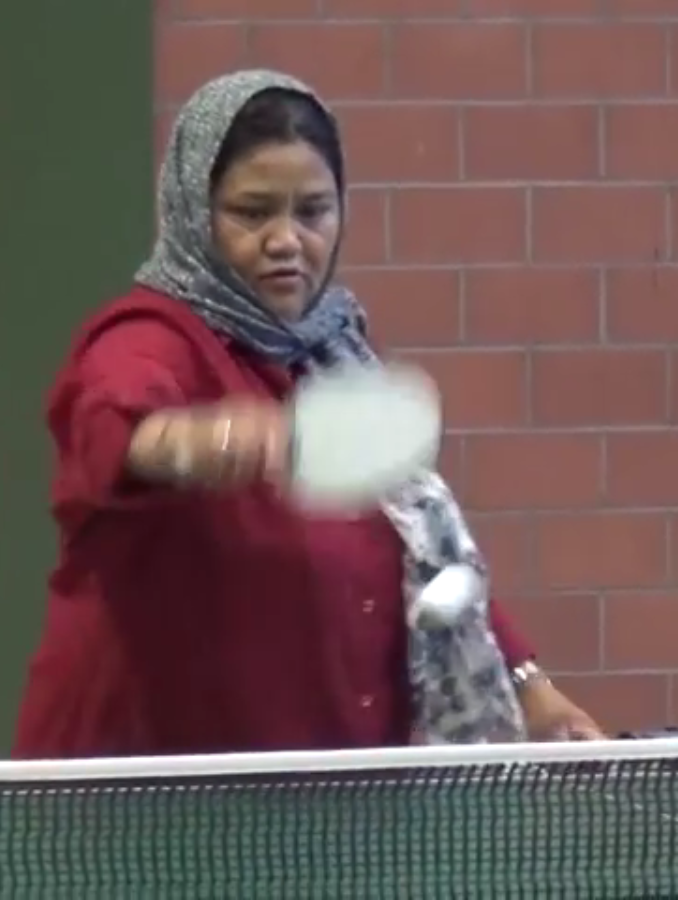 Eine Muslimin spielt an einem Tischtennisanlass für Flüchtlinge den Ball übers Netz Ausschnitt aus dem Film von Daria Lehmann
