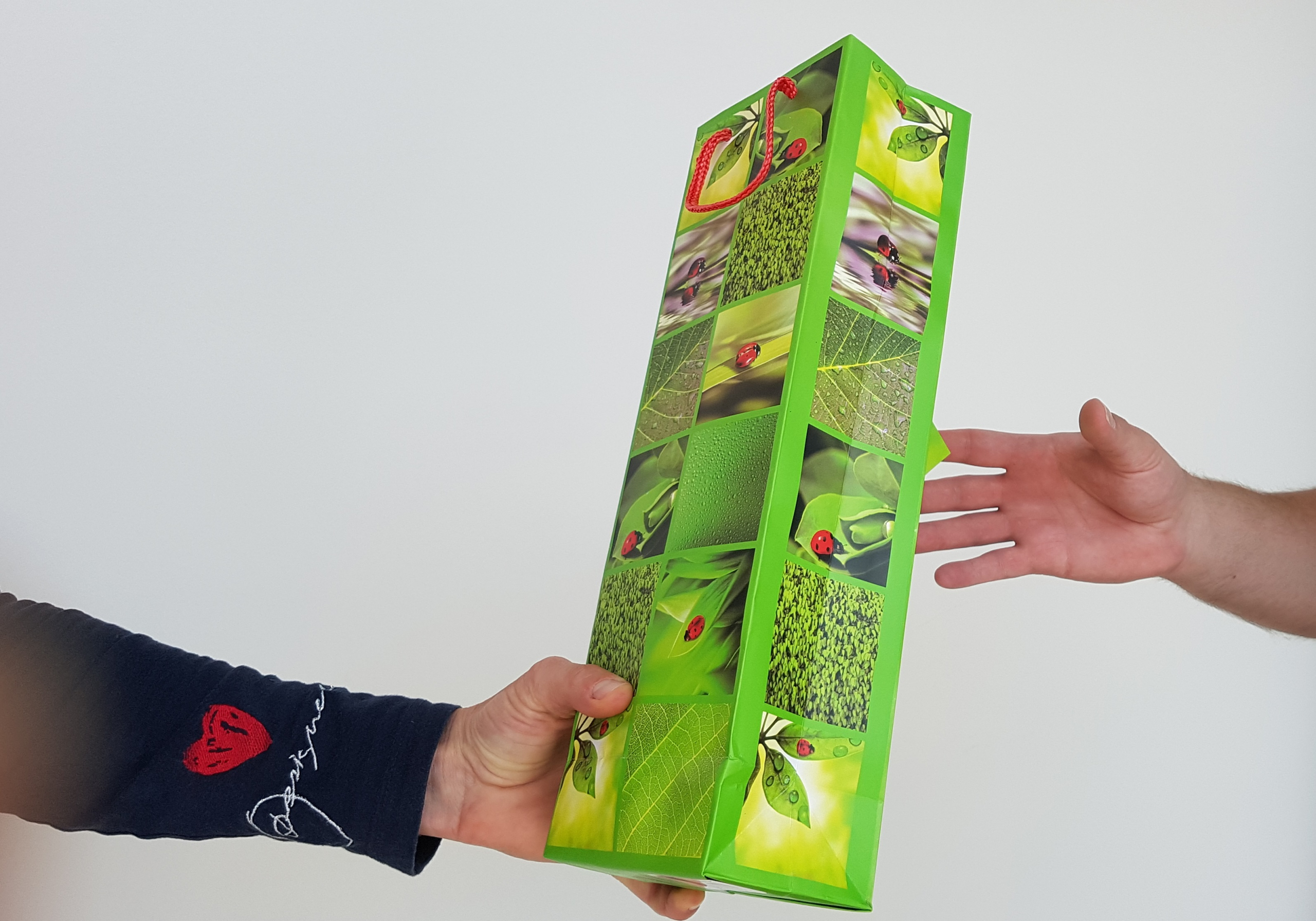 Geschenk überreichen Symbolbild