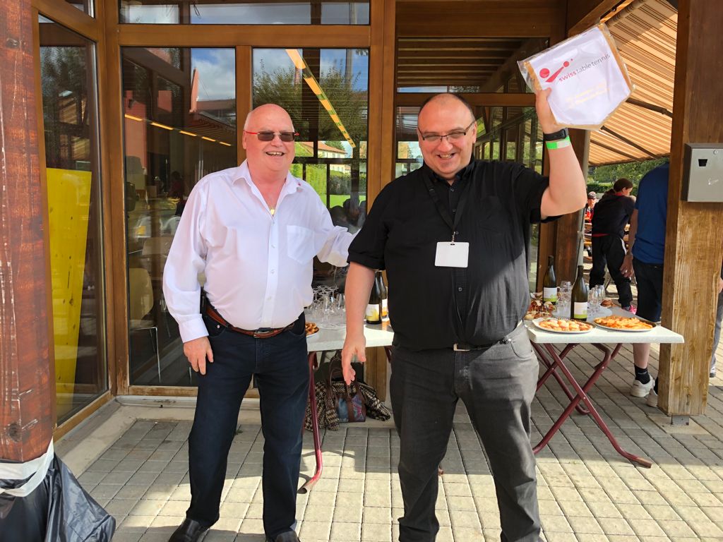 STT Präsident Pascal Giroud übergibt den offiziellen Wimpel an OK-Präsident David Hivert / Le président de STT, Pascal Giroud, transmet le fanion officiel au président du CO, David Hivert.