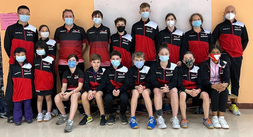 Derrière depuis la gauche: Jiashun Hu, Emma Leonhardt, Christian Mignot, Ben Meier, Michel Kloss, Leon Widmer, Emma Kühn, Sonja Wicki, Pedro Pelz / Devant depuis la gauche: Elina Hu, Enya Hu, Dylan McHugo, Justin Betschard, Lowis Vogler, Levi Ulrich, Lia Sierra, Ilvi Ulrich, Akhyata Patra