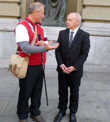 Lord Michael Bates mit Ueli Maurer